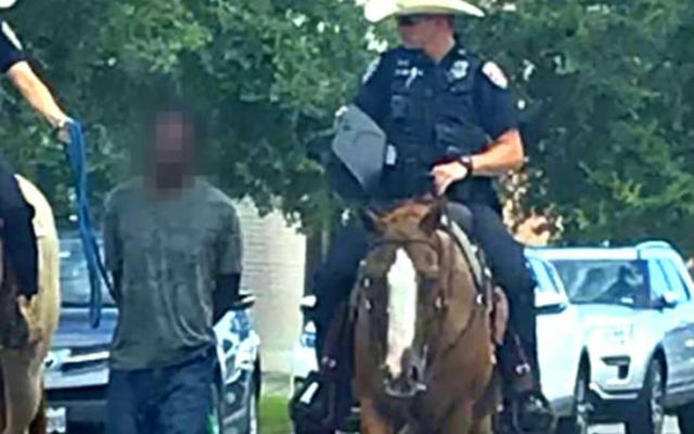 Αστυνομικοί με άλογα έδεσαν μαύρο άνδρα και τον τραβούσαν στο Τέξας