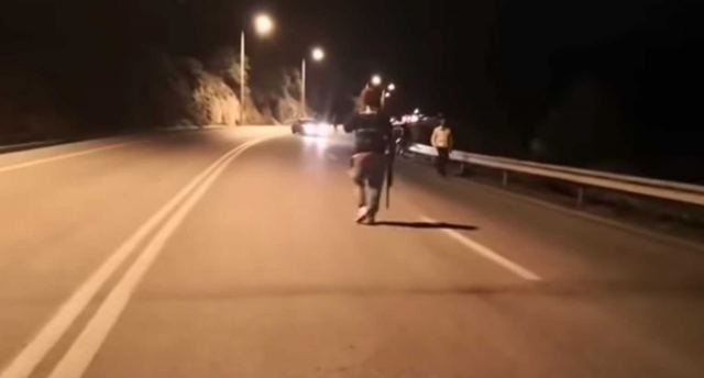 Λέσβος: Πολίτης με καραμπίνα πυροβολεί έξω από το στρατόπεδο που είχαν εγκλωβιστεί τα ΜΑΤ!