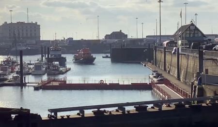 Τρεις νεκροί και 43 διασωθέντες στο ναυάγιο της Μάγχης: Πολικές θερμοκρασίες στη Βρετανία