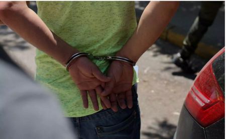 Η στιγμή που συλλαμβάνεται 39χρονος για τον ξυλοδαρμό της συντρόφου του