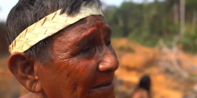 Ιθαγενείς του Αμαζονίου: Ετοιμοι να δώσουμε τις ζωές μας για τα δάση μας [βίντεο]