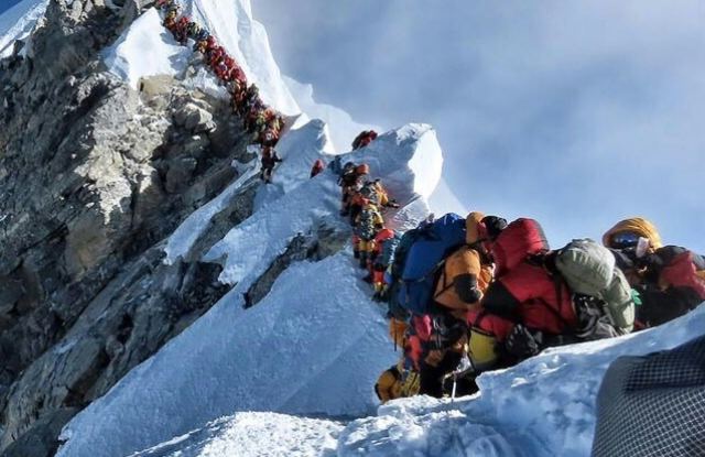 Οι ορειβάτες στο Έβερεστ θα πρέπει να κουβαλούν τα περιττώματά τους