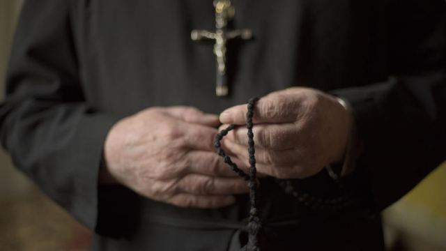 Γαλλία: Αποσχηματίστηκαν τέσσερις ιερείς παιδεραστές