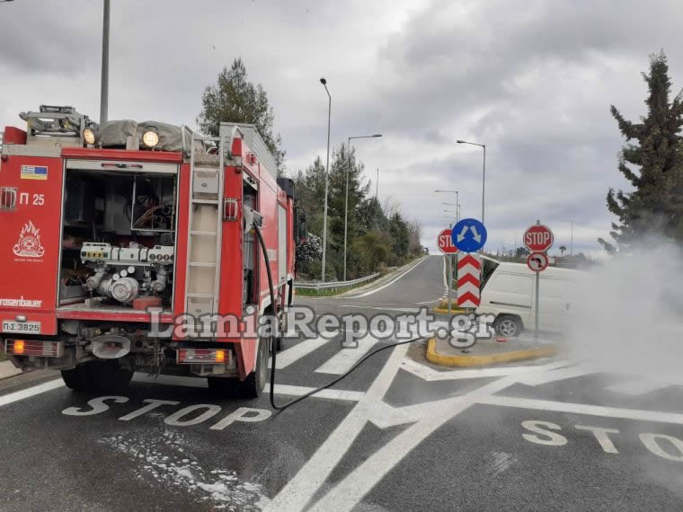 Φθιώτιδα: Συναγερμός για φορτηγάκι που άρπαξε φωτιά στην εθνική οδό