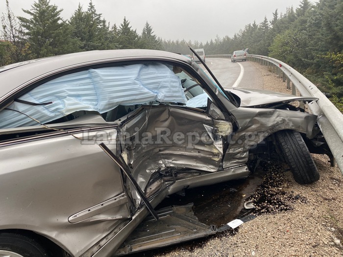 Φθιώτιδα: Τέσσερις τραυματίες σε σοκαριστικό τροχαίο – Άμορφες μάζες σιδερικών τα αυτοκίνητα (photos)