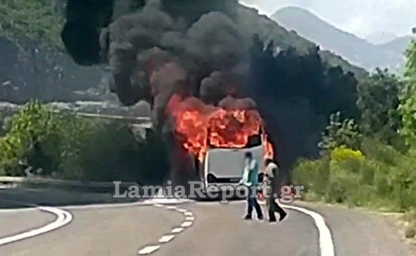 Πριν Λίγο: Λεωφορείο με προσκόπους τυλίχτηκε στις φλόγες στη Φθιώτιδα
