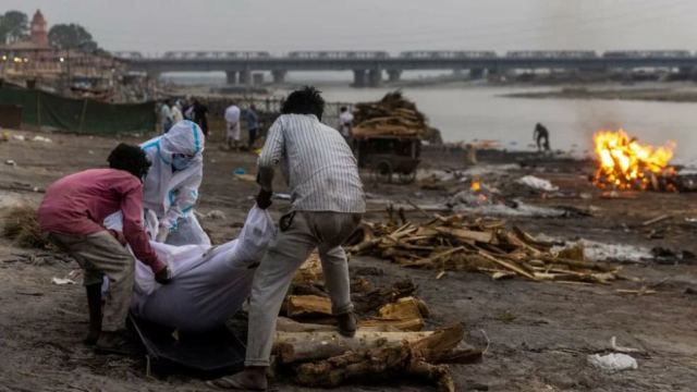 Κορωνοϊός - Ινδία: «Ξεβράζει» πτώματα ο Γάγγης - Στους 4.077 οι θάνατοι το προηγούμενο 24ωρο (βίντεο)