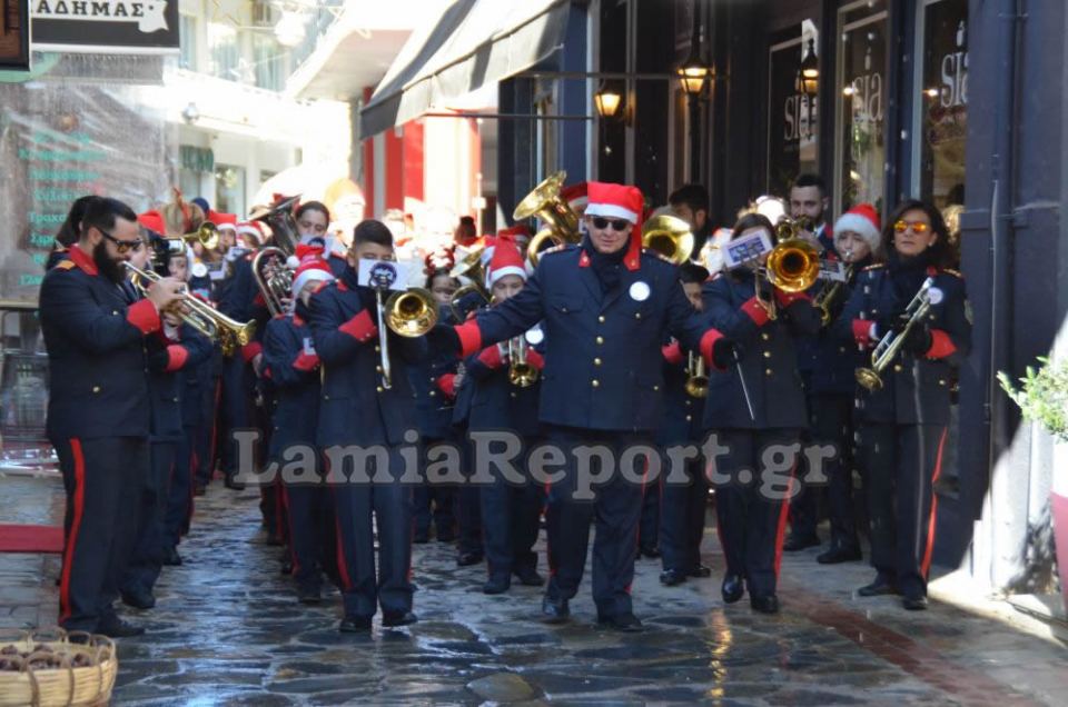 Η Χριστουγεννιάτικη βόλτα της Φιλαρμονικής του Δήμου Λαμιέων (ΦΩΤΟ)