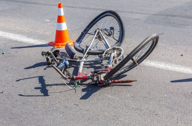 Κρήτη: Αυτοκίνητο παρέσυρε και εγκατέλειψε ποδηλάτισσα – Σοκάρει το ΒΙΝΤΕΟ