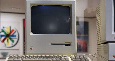 Πριν 40 χρόνια παρουσιάστηκε ο πρώτος Macintosh υπολογιστής με οθόνη 9 ιντσών: Κόστιζε 2.495 δολάρια