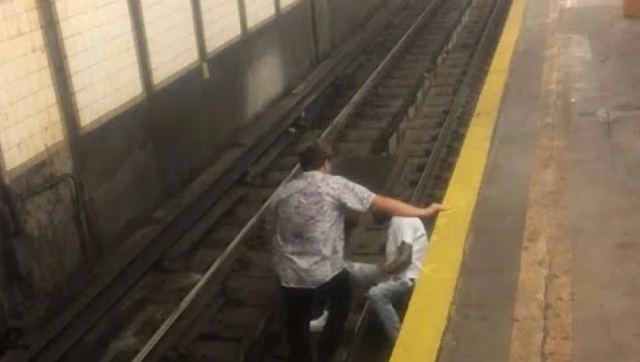 ΗΠΑ: Ελληνοαμερικανός φοιτητής έσωσε άνδρα που έπεσε στο μετρό της Νέας Υόρκης - Δείτε βίντεο