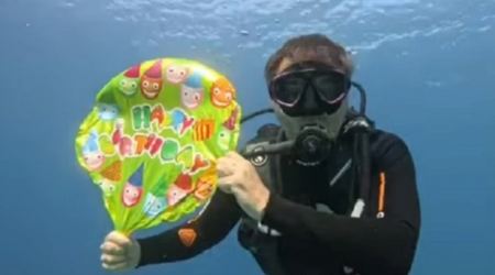 Γιώργος Καπουτζίδης: Γιόρτασε τα γενέθλιά του κάτω από την επιφάνεια της θάλασσας και τους ξετρέλανε όλους