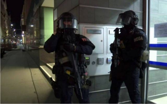 Επίθεση σε συναγωγή στη Βιέννη: Πληροφορίες για 7 νεκρούς – «Ανατινάχθηκε ο δράστης»