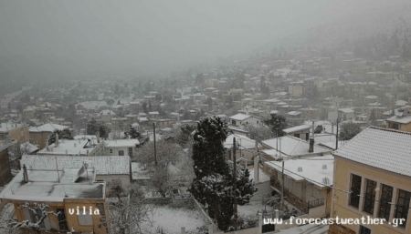 Χιονίζει σε Βίλια και Ιπποκράτειο Πολιτεία (ΦΩΤΟ)