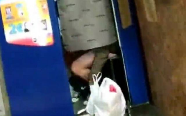 Κορωνοϊός: Ζευγάρι έκανε σεξ μέσα σε φωτογραφικό θάλαμο σε σταθμό μετρό – Δείτε βίντεο