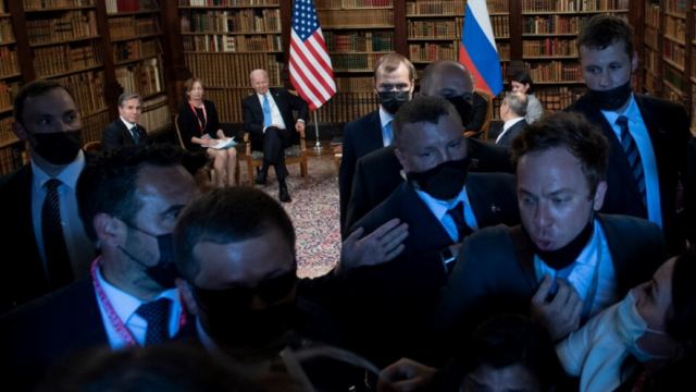 Τετ-α-τετ Μπάιντεν - Πούτιν στη Γενεύη: «Άναψαν τα αίματα» μεταξύ Αμερικανών και Ρώσων δημοσιογράφων - Δείτε βίντεο