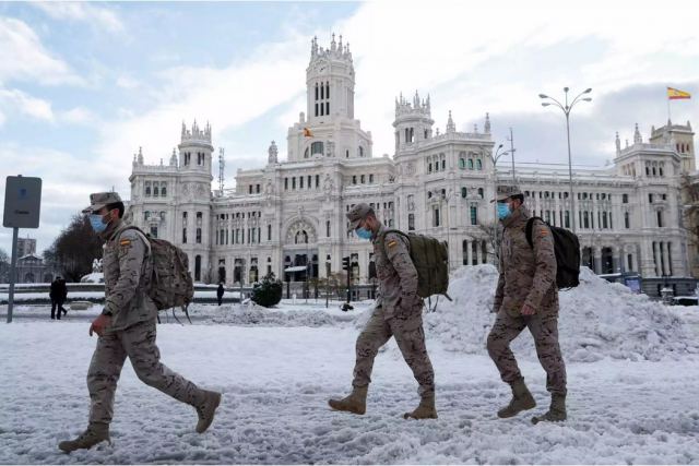 Ισπανία: Οχηματοπομπές με εμβόλια και τρόφιμα αφού η φονική χιονοθύελλα «έκλεισε» τα πάντα