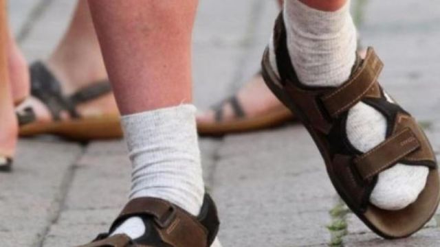 H εκδίκηση του Γερμανού τουρίστα: Στην μόδα το σανδάλι με κάλτσα [pics]