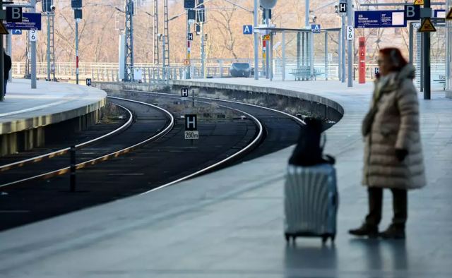«Παρέλυσαν» οι σιδηρόδρομοι στη Γερμανία λόγω απεργίας των μηχανοδηγών: Εικόνες από άδειες αποβάθρες