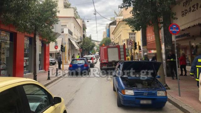 Λαμία: Αυτοκίνητο λίγο έλειψε να καεί στο κέντρο της πόλης