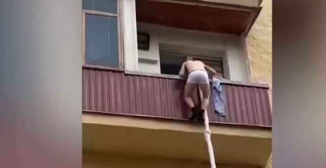 Παράνομος εραστής το σκάει από το μπαλκόνι με σεντόνι! - ΒΙΝΤΕΟ