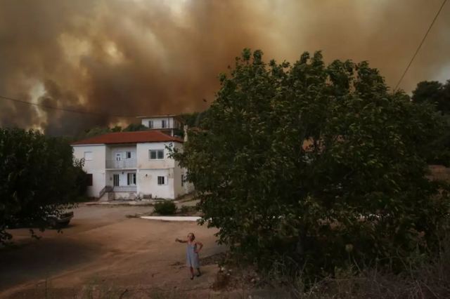 Φωτιά στην Ηλεία: Εκκενώνονται οικισμοί - Οι φλόγες επεκτείνονται επικίνδυνα