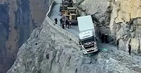 Τύχη - βουνό για οδηγό νταλίκας που κρεμάστηκε πάνω από γκρεμό (video)