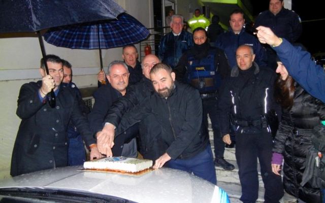 Λαμία: &#039;Εκοψαν την Πρωτοχρονιάτικη πίτα στο περιπολικό (ΦΩΤΟ)
