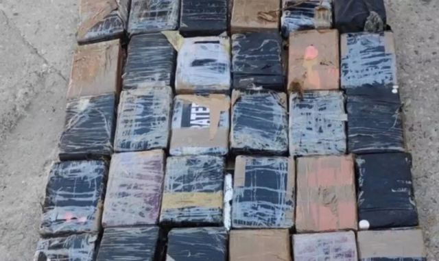 Βρήκαν 100 κιλά κοκαΐνης στον Πειραιά – Κρυμμένα σε κοντέινερ με μπανάνες