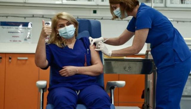 Έγινε ο πρώτος εμβολιασμός κατά του κορωνοϊού στην Ελλάδα
