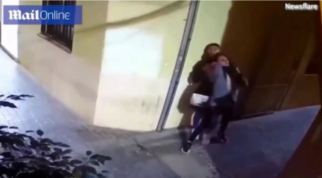 Μάλαγα: Ληστής επιτέθηκε σε τουρίστρια και την άφησε λιπόθυμη – Βίντεο ντοκουμέντο