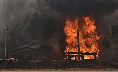 Φωτιά στον Κουβαρά: Καίγονται σπίτια και αυτοκίνητα - Δείτε βίντεο και φωτογραφίες