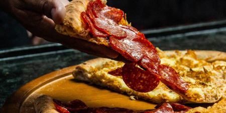 Ο επιστημονικός τρόπος για να κόψεις δίκαια τα κομμάτια της πίτσας