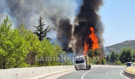 Πυρκαγιά στην εθνική οδό μετά από τροχαίο (ΒΙΝΤΕΟ-ΦΩΤΟ)