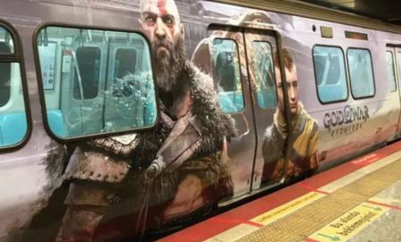 «Έλληνας θεός» στο μετρό Κωνσταντινούπολης: Η διαφήμιση PlayStation και τα σχόλια που συγκέντρωσε