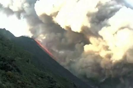 Ιταλία: Εξερράγη το ηφαίστειο Στρόμπολι - Στάχτη και λάβα εκτοξεύονται από τον κρατήρα