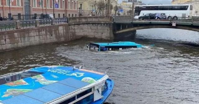 Ρωσία: Βίντεο σοκ από την Αγία Πετρούπολη - Λεωφορείο με 20 επιβάτες πέφτει σε ποτάμι