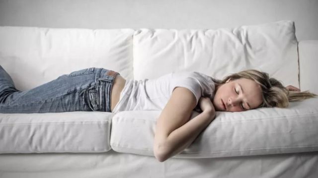 Πρέπει να ανησυχείτε εάν κοιμάστε με το κινητό τηλέφωνο δίπλα στο κρεβάτι; Τι λένε καθηγητές του Στάνφορντ