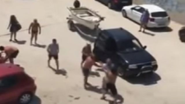 Χαλκιδική: Ξύλο σε παραλία για την ανέλκυση μιας βάρκας - BINTEO