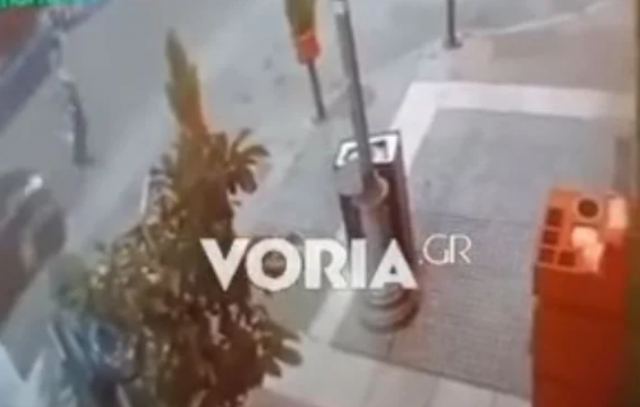 Θεσσαλονίκη: Βίντεο σοκ από τη στιγμή που αυτοκίνητο χτυπά και εγκαταλείπει ηλικιωμένη