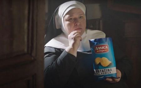 Οργισμένες αντιδράσεις για διαφήμιση που δείχνει καλόγριες να τρώνε πατατάκια – Τις κατηγορούν για βλασφημία