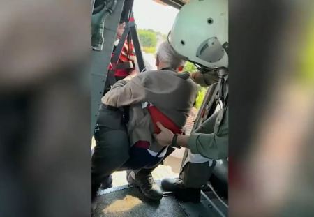 Καρέ – καρέ η διάσωση ηλικιωμένου από την Μαραθέα Καρδίτσας με ελικόπτερο του Πολεμικού Ναυτικού