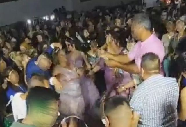 Σα να μην υπάρχει κορωνοϊός! Εικόνες – σοκ από γάμο στην Αλεξανδρούπολη και επέμβαση της Αστυνομίας