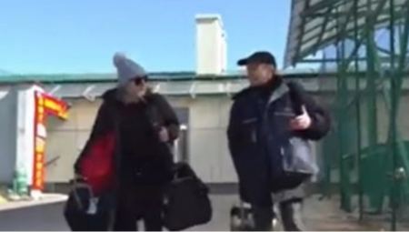 «Λύγισε» η ρεπόρτερ του ALPHA στην Ουκρανία: «76 ετών περπάτησε 2χλμ κουβαλώντας μας τις βαλίτσες» (vid)