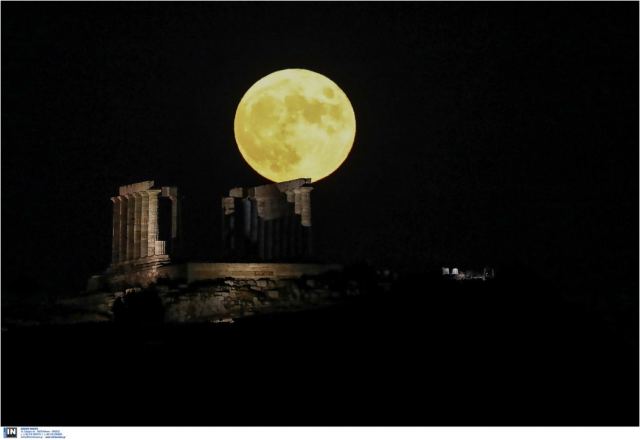 Αυγουστιάτικη Πανσέληνος: Εντυπωσιακές εικόνες από το ολόγιομο φεγγάρι στο Σούνιο