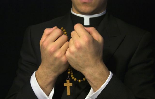 Σοκάρει η δολοφονία ιερέα: 19χρονος που κακοποιήθηκε σεξουαλικά του έχωσε τον σταυρό στο λαιμό