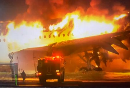 Σκηνές πανικού στο αεροδρόμιο του Τόκιο - Αεροπλάνο τυλίχθηκε στις φλόγες την ώρα της προσγείωσης