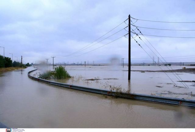 Κομμένη στα δύο η χώρα - Κλειστή η Εθνική Οδός λόγω των πλημμυρών