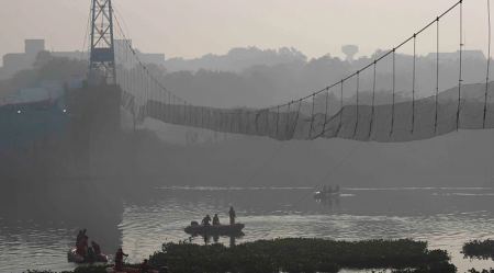 Ινδία - Κατάρρευση γέφυρας: Έφτασαν τα 135 τα θύματα