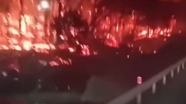 Αυστραλία: Η στιγμή που πυροσβέστες οδηγούν μέσα στη φωτιά (ΒΙΝΤΕΟ)
